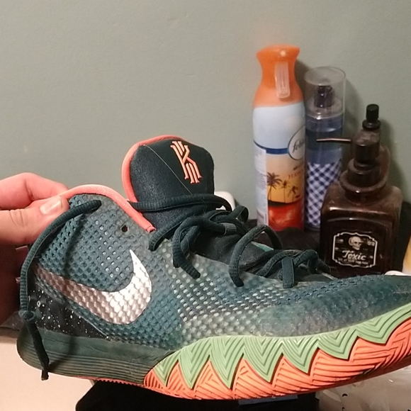 Nike Kyrie 2s - Picture 3 of 4